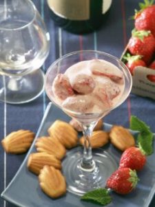 Lire la suite à propos de l’article Soupe de fraises au genièvre et petites madeleines aux épices