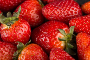 Lire la suite à propos de l’article La fraise, fruit de saison phare des Hauts‑de‑France