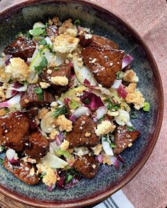 Lire la suite à propos de l’article Bœuf caramélisé sur lit d’endives et son crumble de parmesan