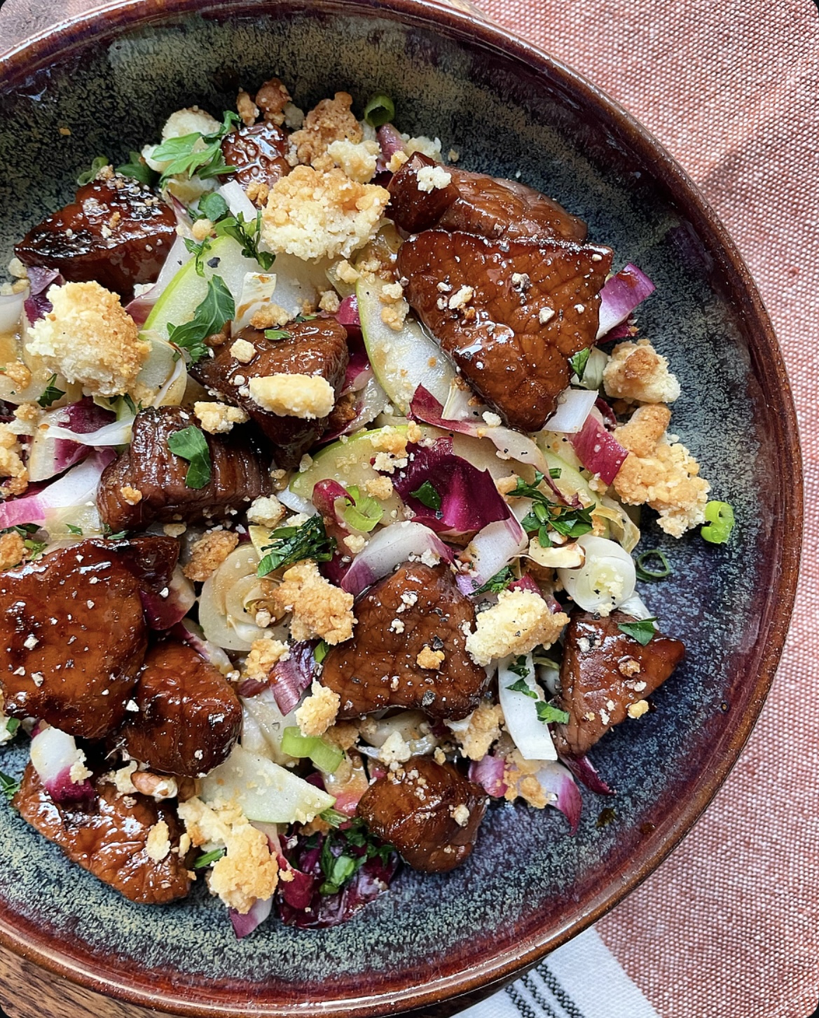 Bœuf caramélisé sur lit d’endives et son crumble de parmesan