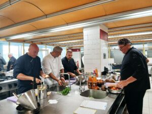 Les chefs de l'Atelier des Chefs de l'Artois en cuisine pour la préparation du menu à partir du panier surprise de produits locaux